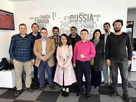 Fotografia de grupo de clientes colombianos em 2024