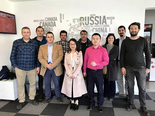 Fotografia de grupo de clientes colombianos em 2025